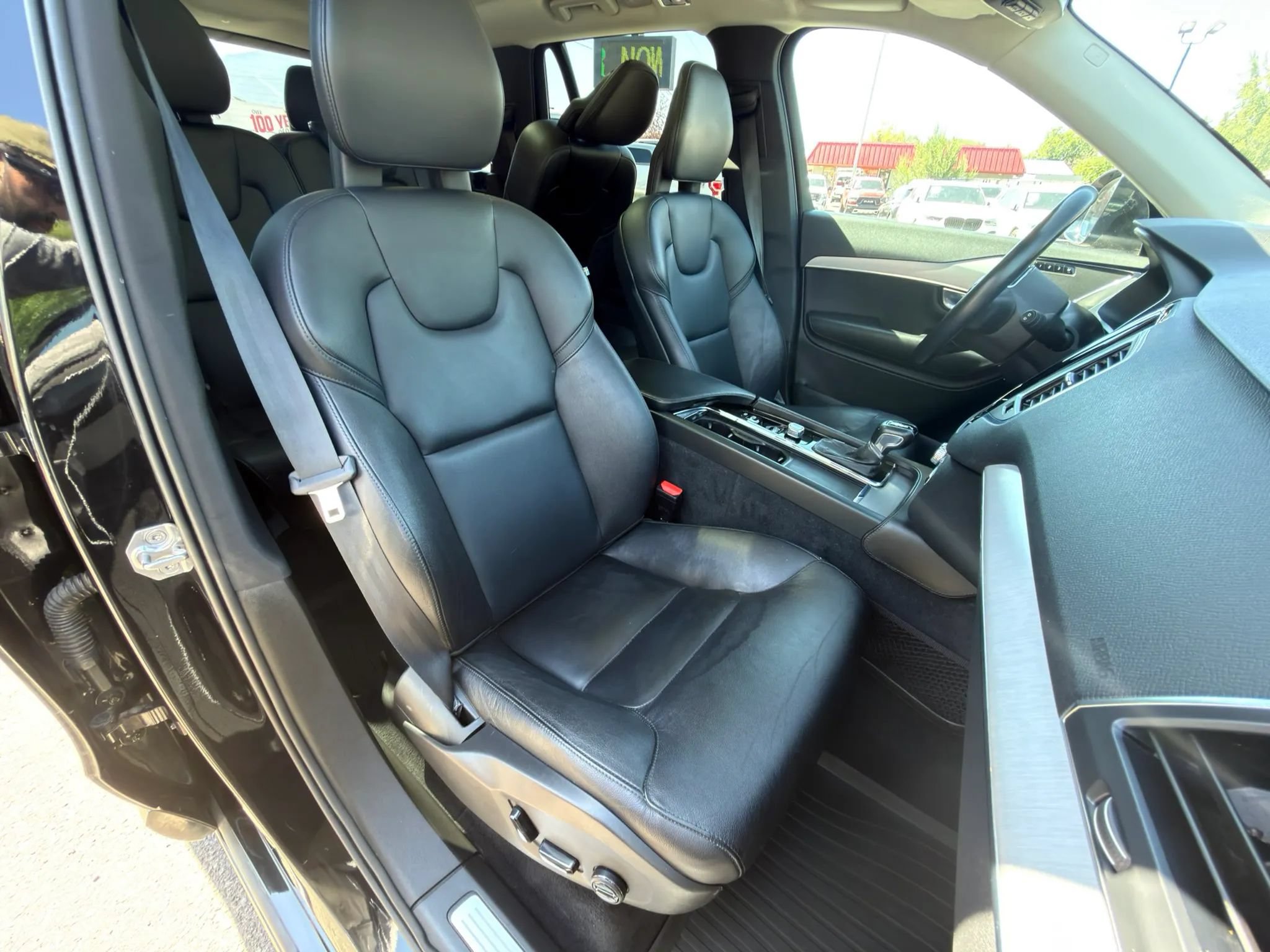Used 2021 Volvo XC90 T5 Momentum w/ Protection Package Premier AWD/4WD image 6