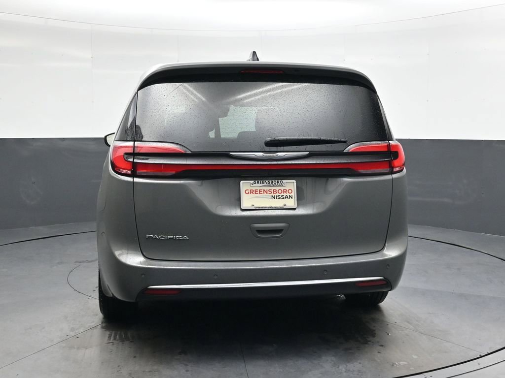 Used 2023 Chrysler Pacifica Touring-L image 5
