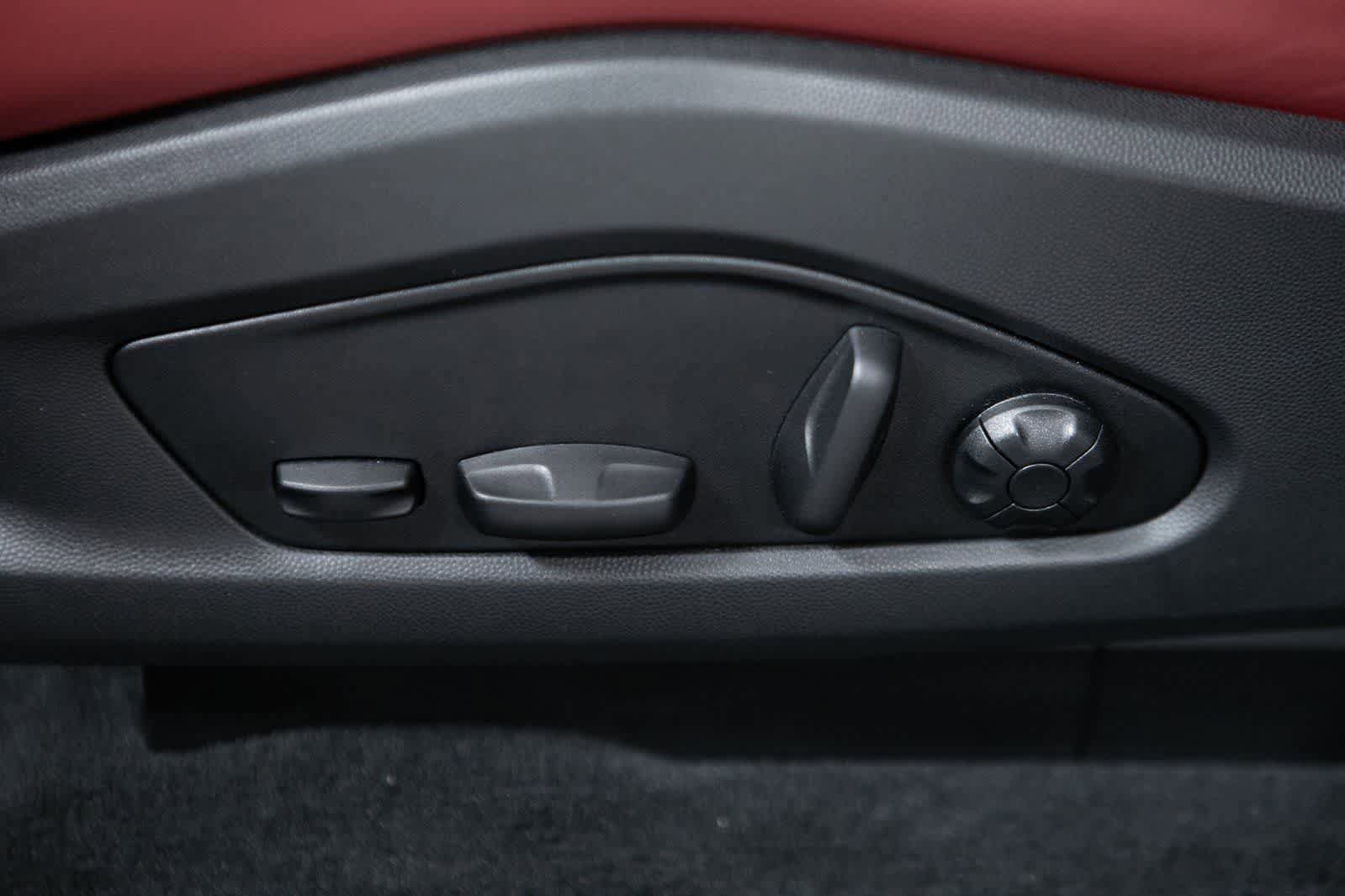Certified 2025 Porsche Macan 4S Electric AWD/4WD image 17