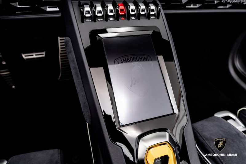 Used 2024 Lamborghini Huracan EVO image 39