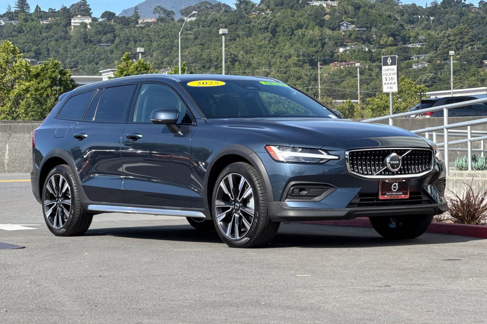 Used 2025 Volvo V60 B5 Cross Country Ultra AWD/4WD image 10