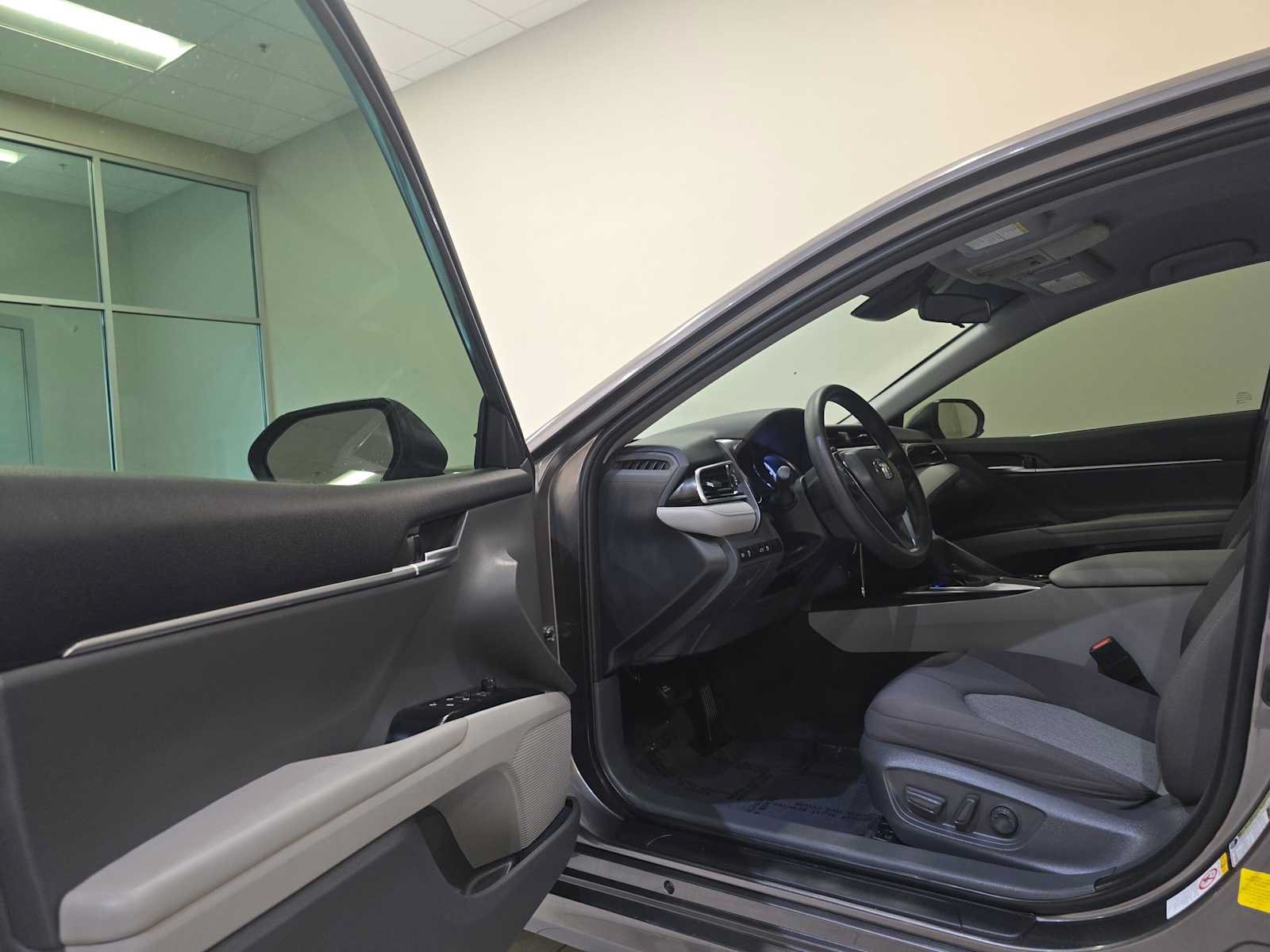 Used 2018 Toyota Camry LE FWD image 21