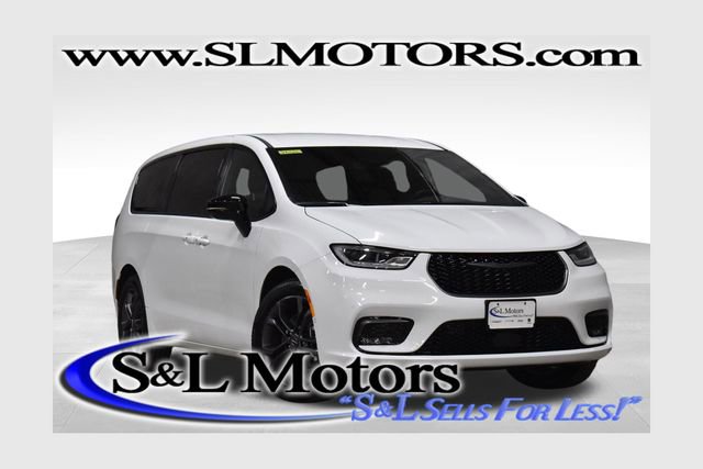 New 2026 Chrysler Pacifica Select