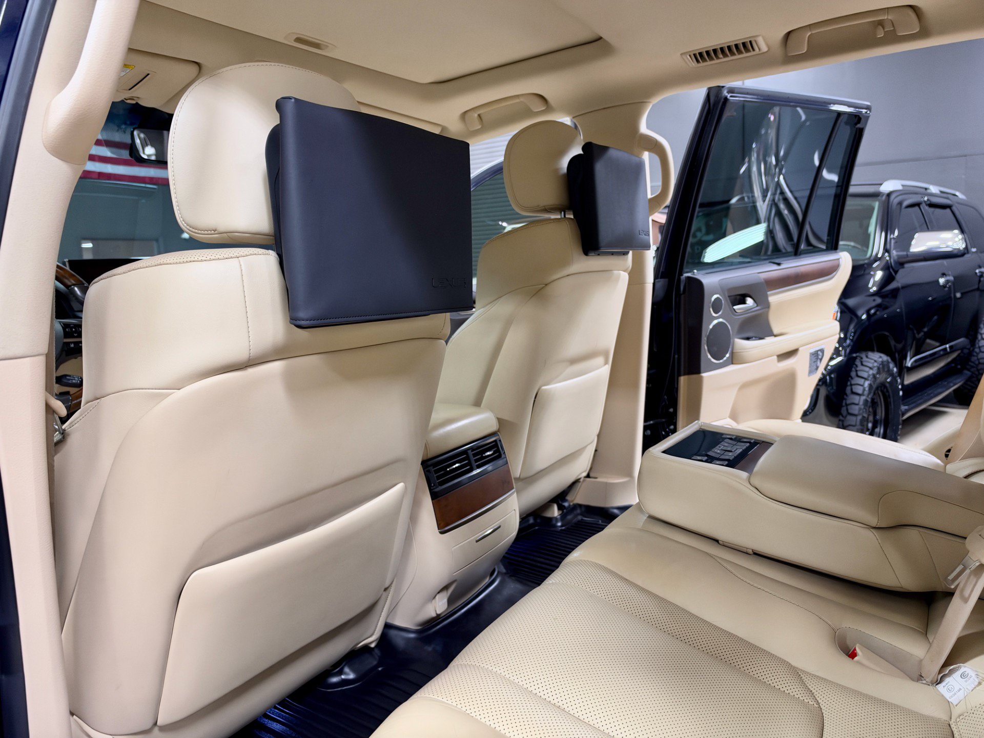 Used 2017 Lexus LX 570 4WD w/ Luxury Package image 25