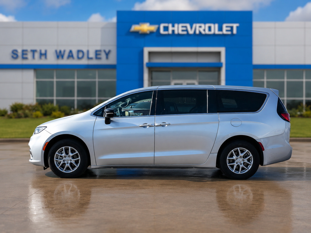Used 2026 Chrysler Pacifica Select FWD image 4