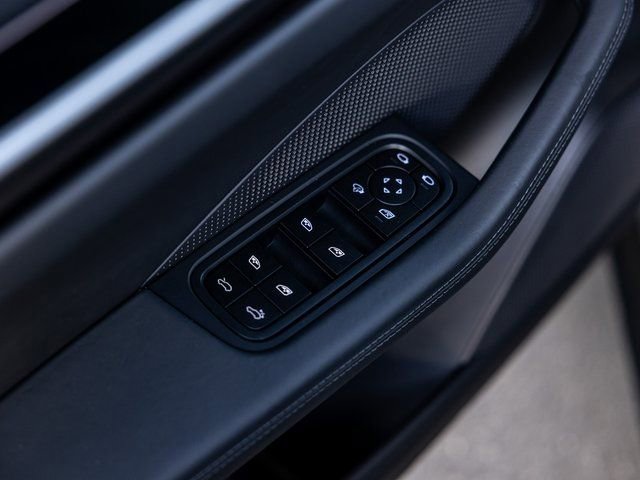 Certified 2025 Porsche Macan Electric image 44