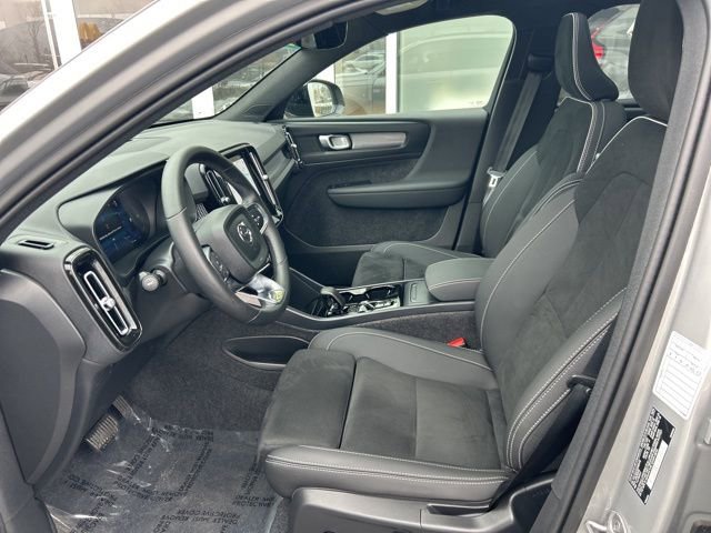 Certified 2025 Volvo XC40 B5 Plus AWD/4WD image 17