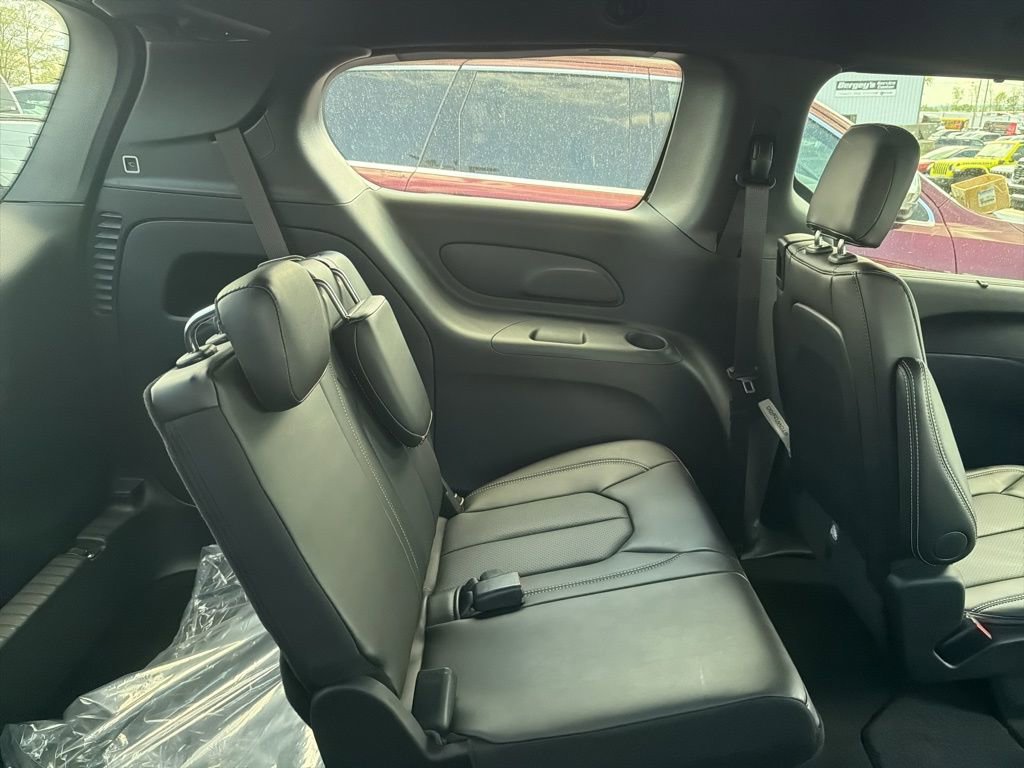 Used 2025 Chrysler Pacifica Select image 7