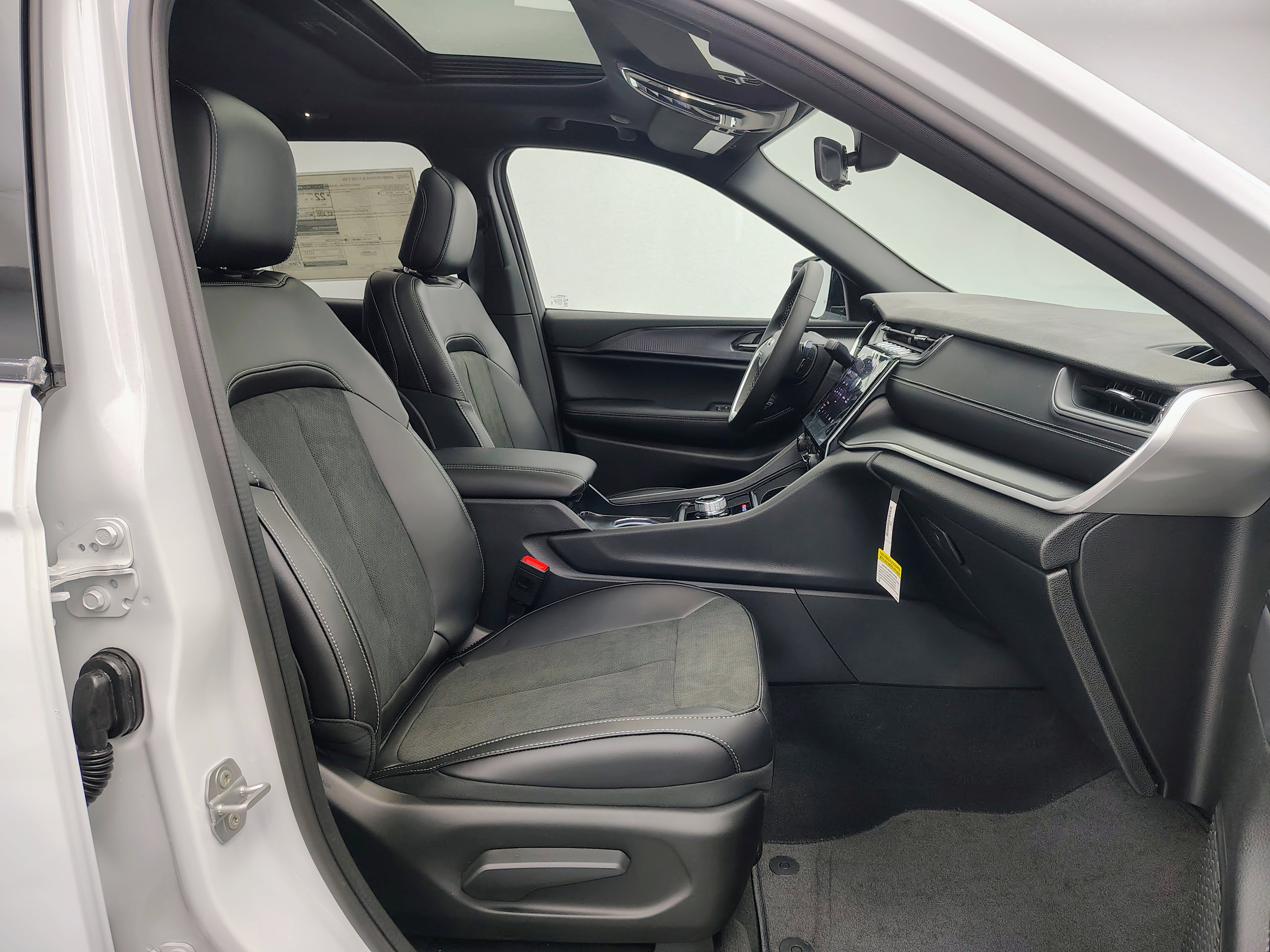 New 2025 Jeep Grand Cherokee Altitude image 20