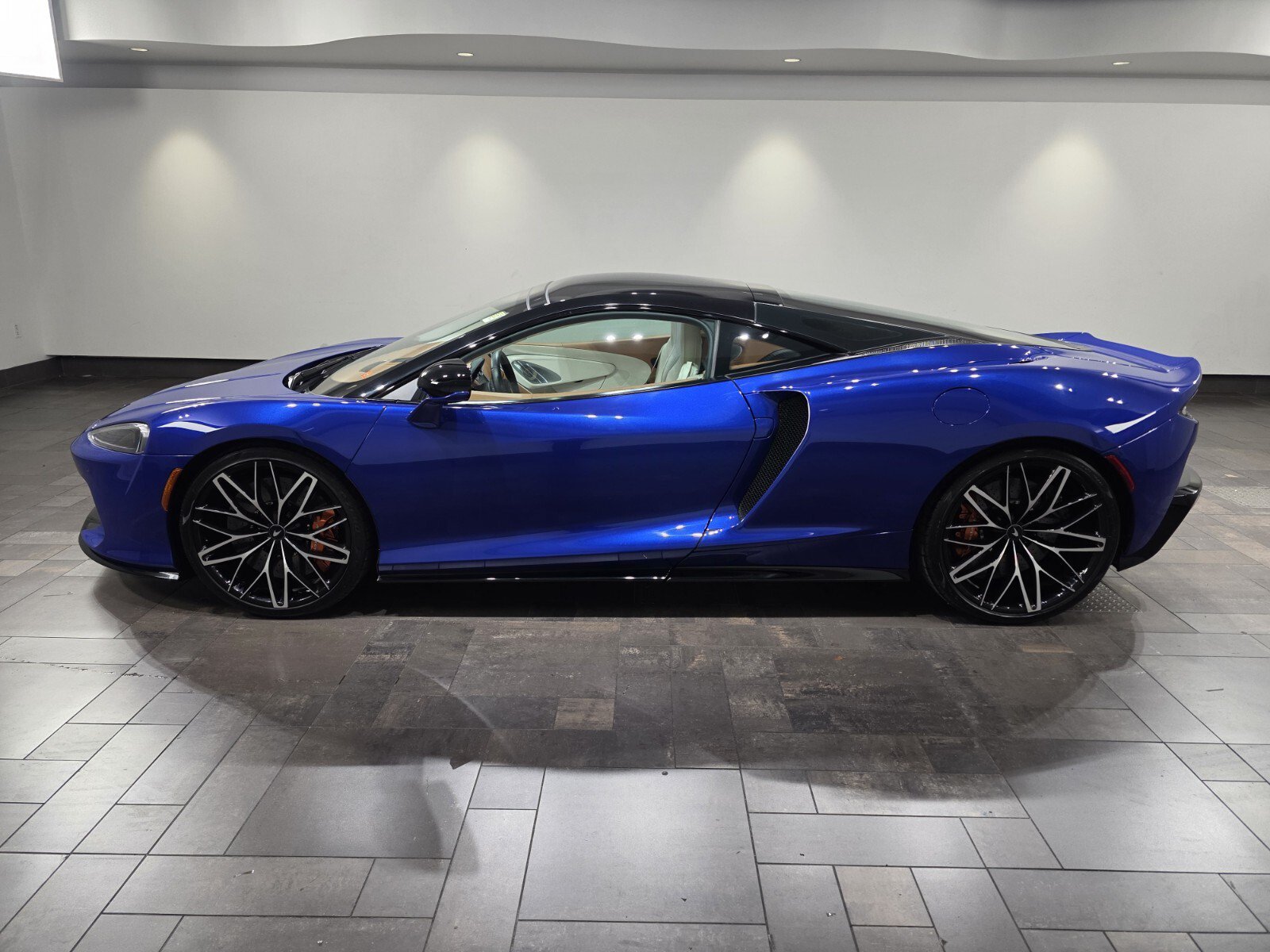 Used 2023 McLaren GT RWD image 3