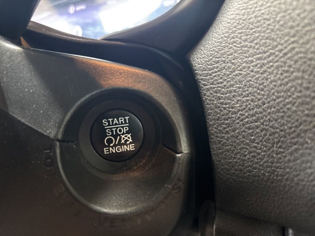 Used 2017 Jeep Renegade Latitude AWD/4WD image 14