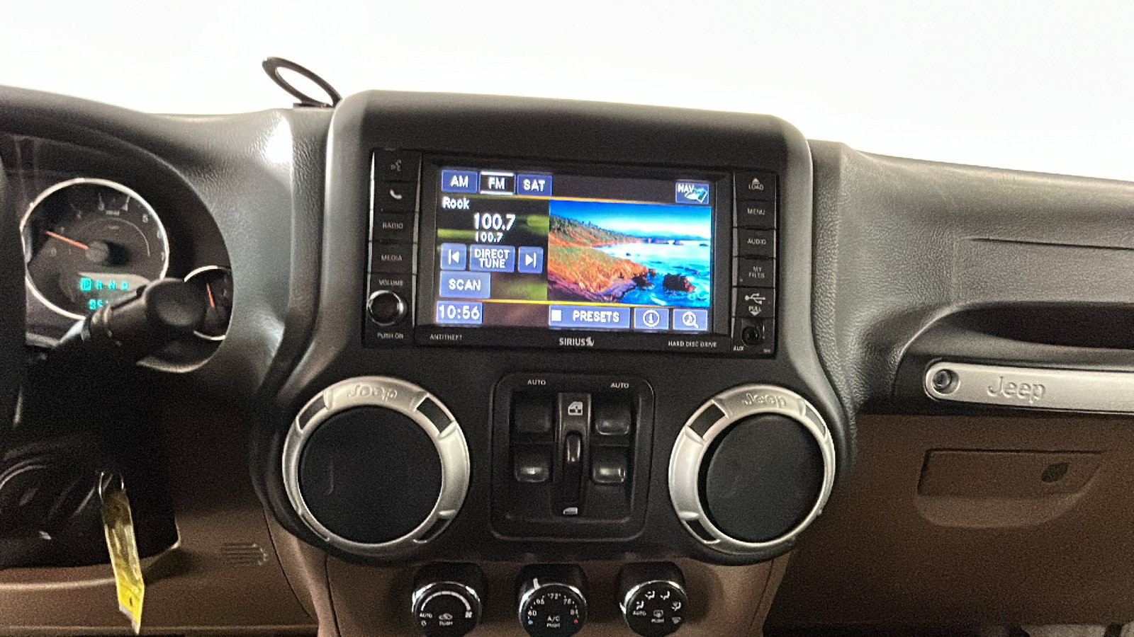 Used 2017 Jeep Wrangler Unlimited Sahara w/ Connectivity Group AWD/4WD image 27