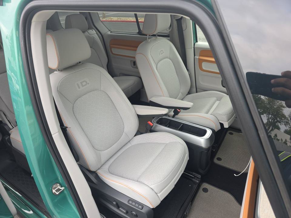Used 2025 Volkswagen ID. Buzz Pro S Plus RWD image 6