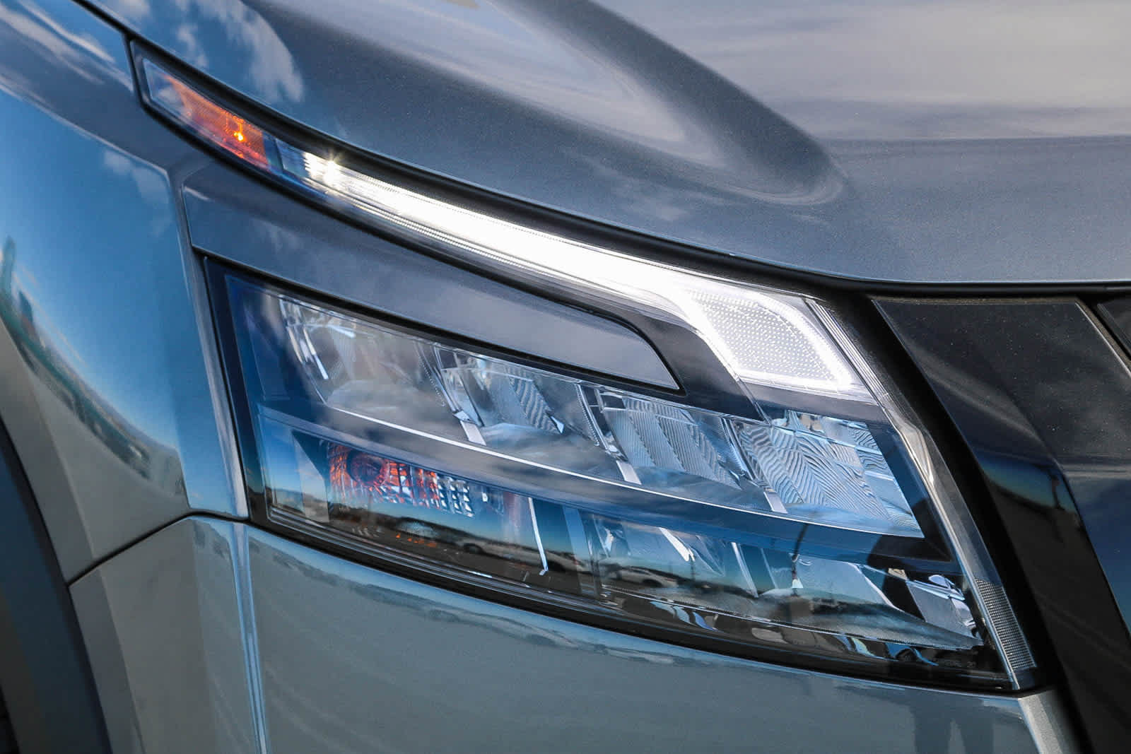 New 2025 Nissan Pathfinder SV w/ Black Appearance Package FWD image 4