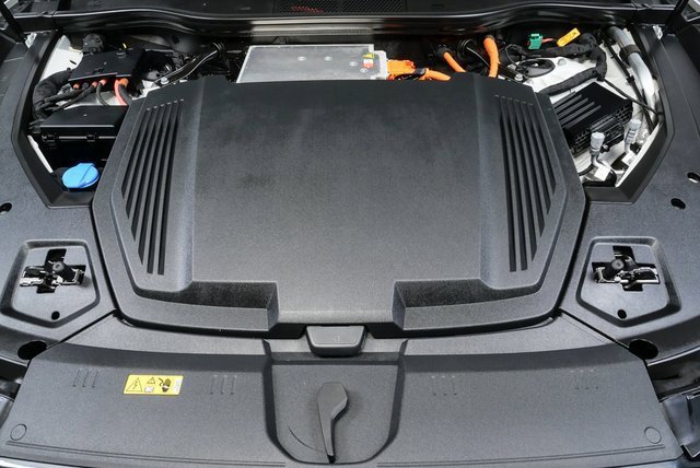 Used 2024 Audi Q8 e-tron Premium Plus image 33