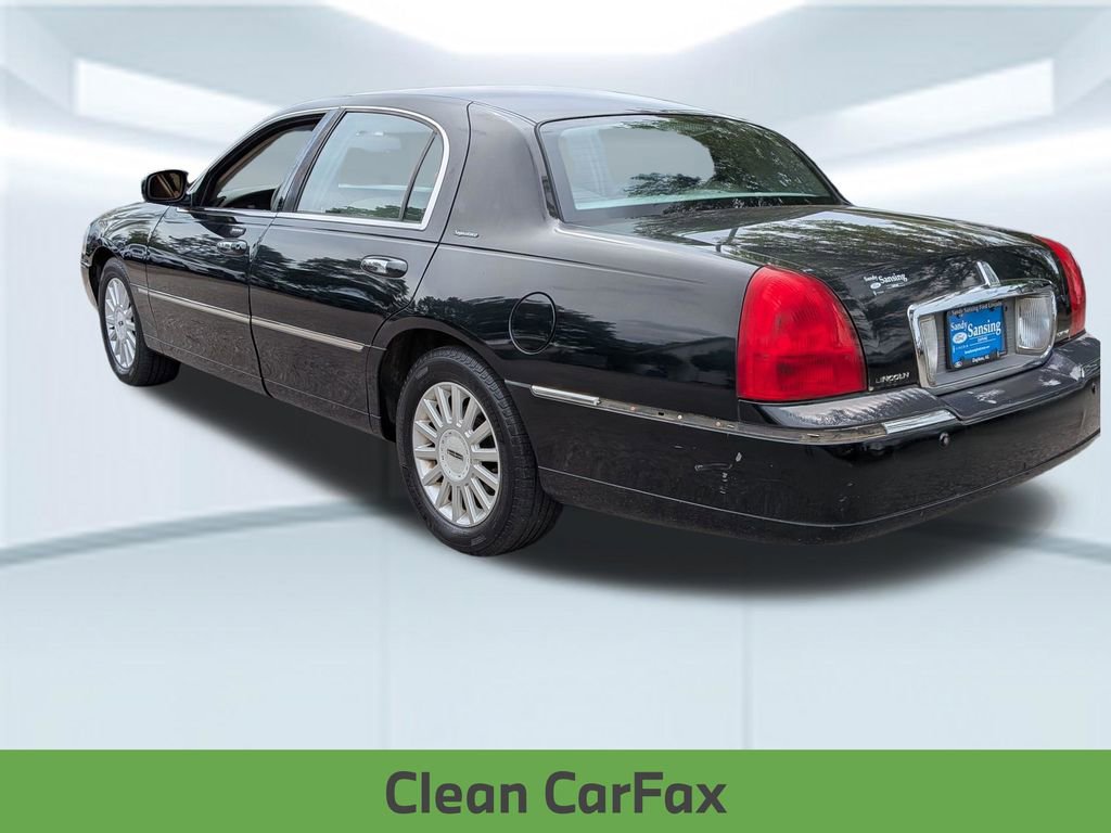 Used 2005 Lincoln Town Car Signature image 4