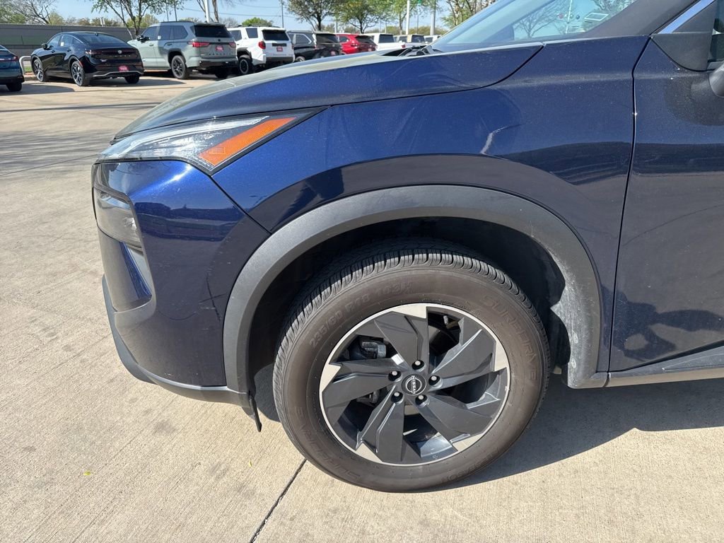 Used 2024 Nissan Rogue SV image 2