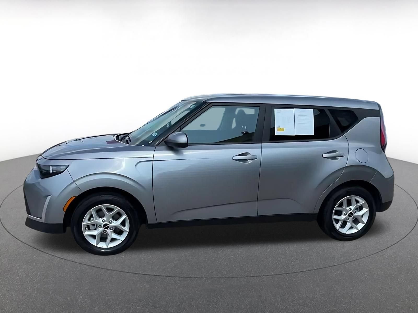 Used 2025 Kia Soul LX w/ LX Technology Package FWD image 7
