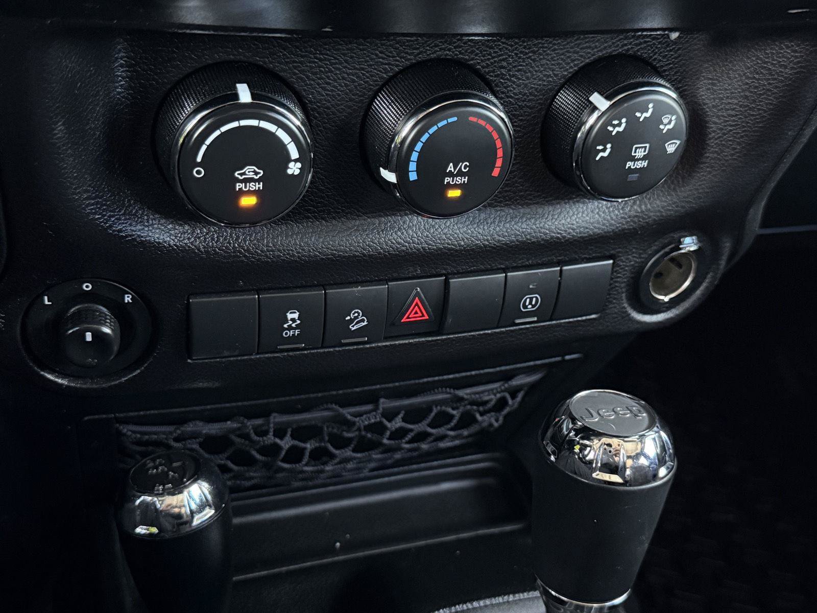Used 2018 Jeep Wrangler Unlimited Rubicon w/ Connectivity Group AWD/4WD image 21