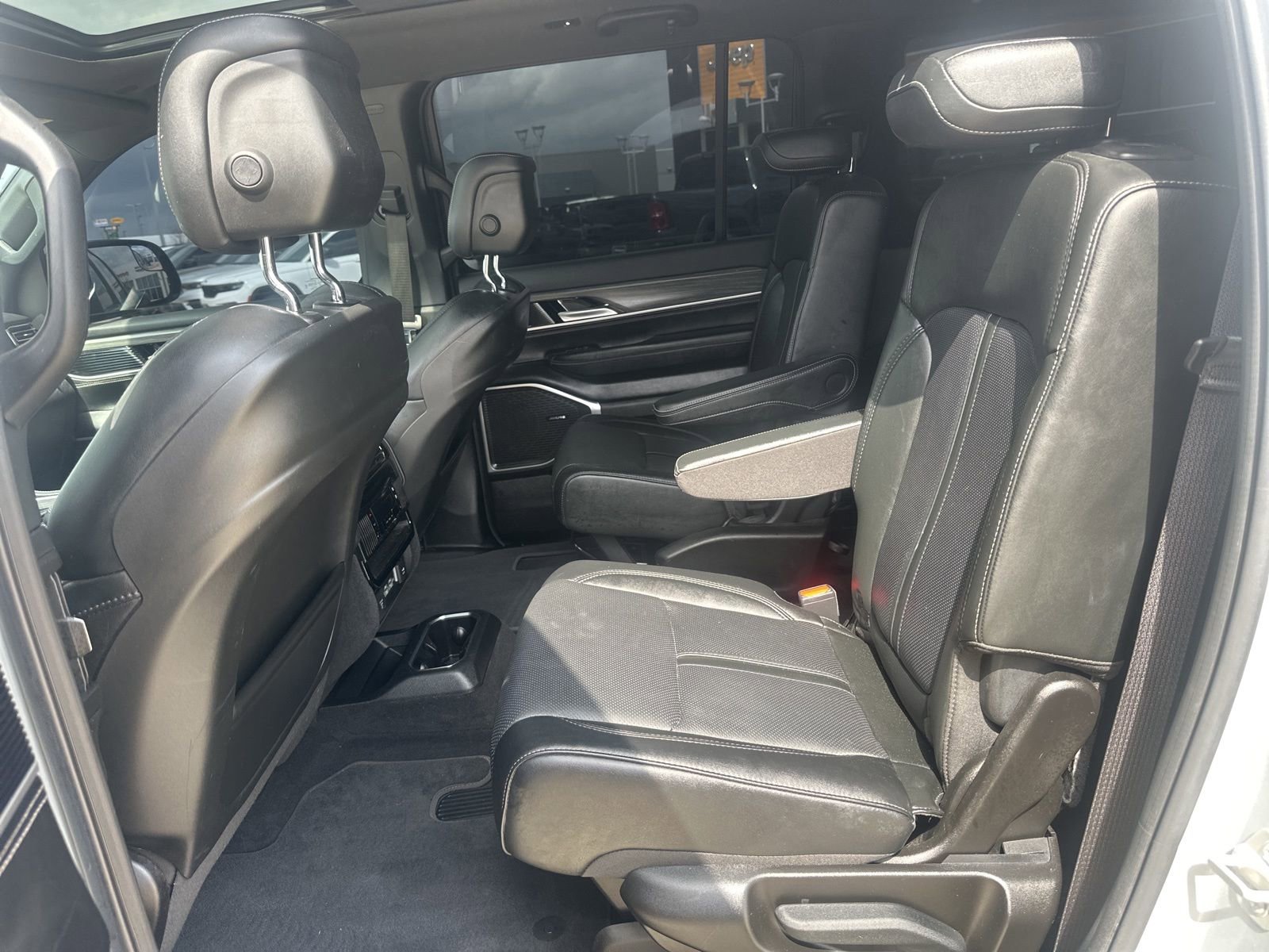 Used 2023 Jeep Wagoneer Series II w/ Premium Group I image 15