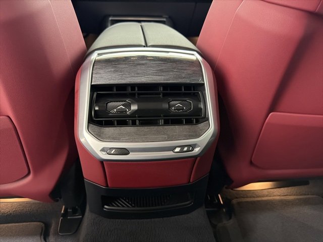 Used 2025 BMW 740i xDrive w/ Premium Package image 26