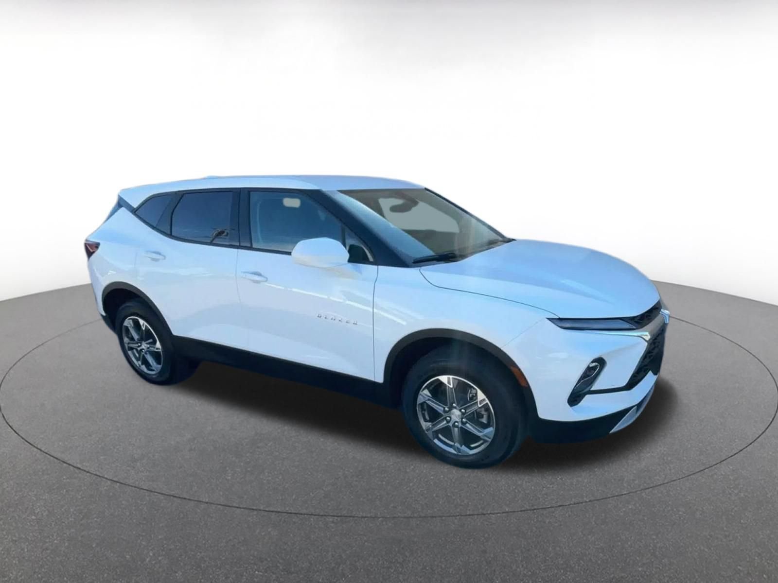 Used 2026 Chevrolet Blazer LT FWD image 2
