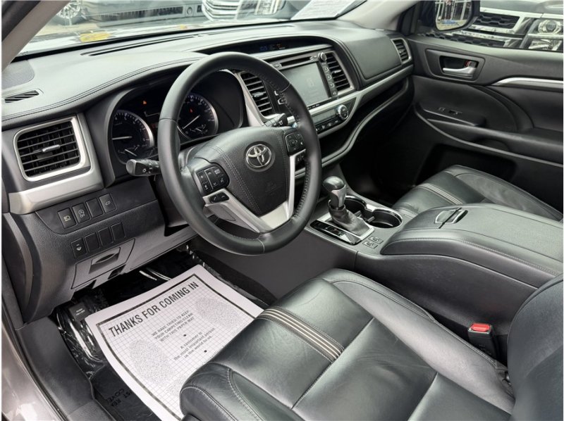 Used 2017 Toyota Highlander SE FWD image 17