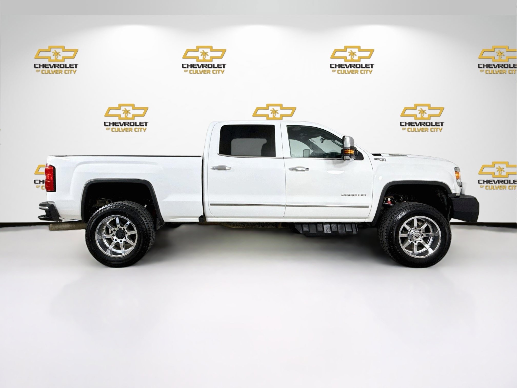 Used 2019 GMC Sierra 2500 SLT w/ Duramax Plus Package AWD/4WD image 9
