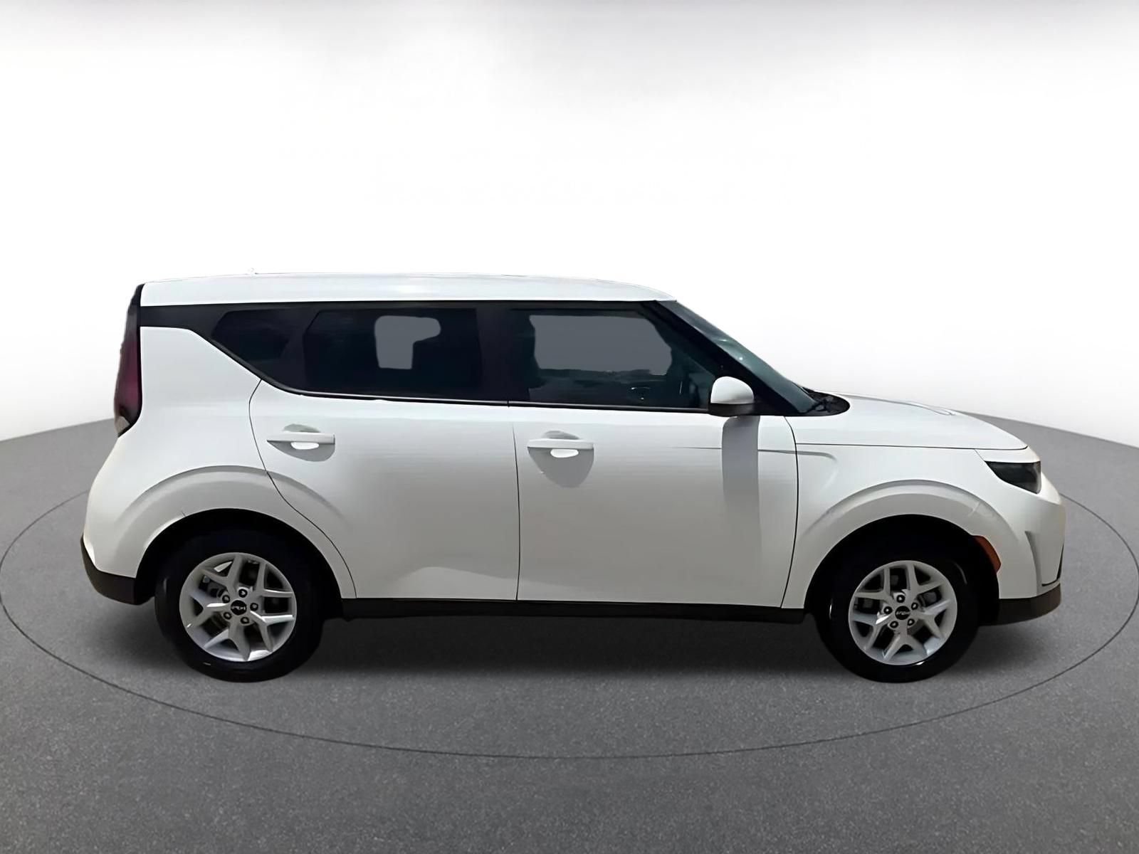 Used 2025 Kia Soul LX w/ LX Technology Package FWD image 16