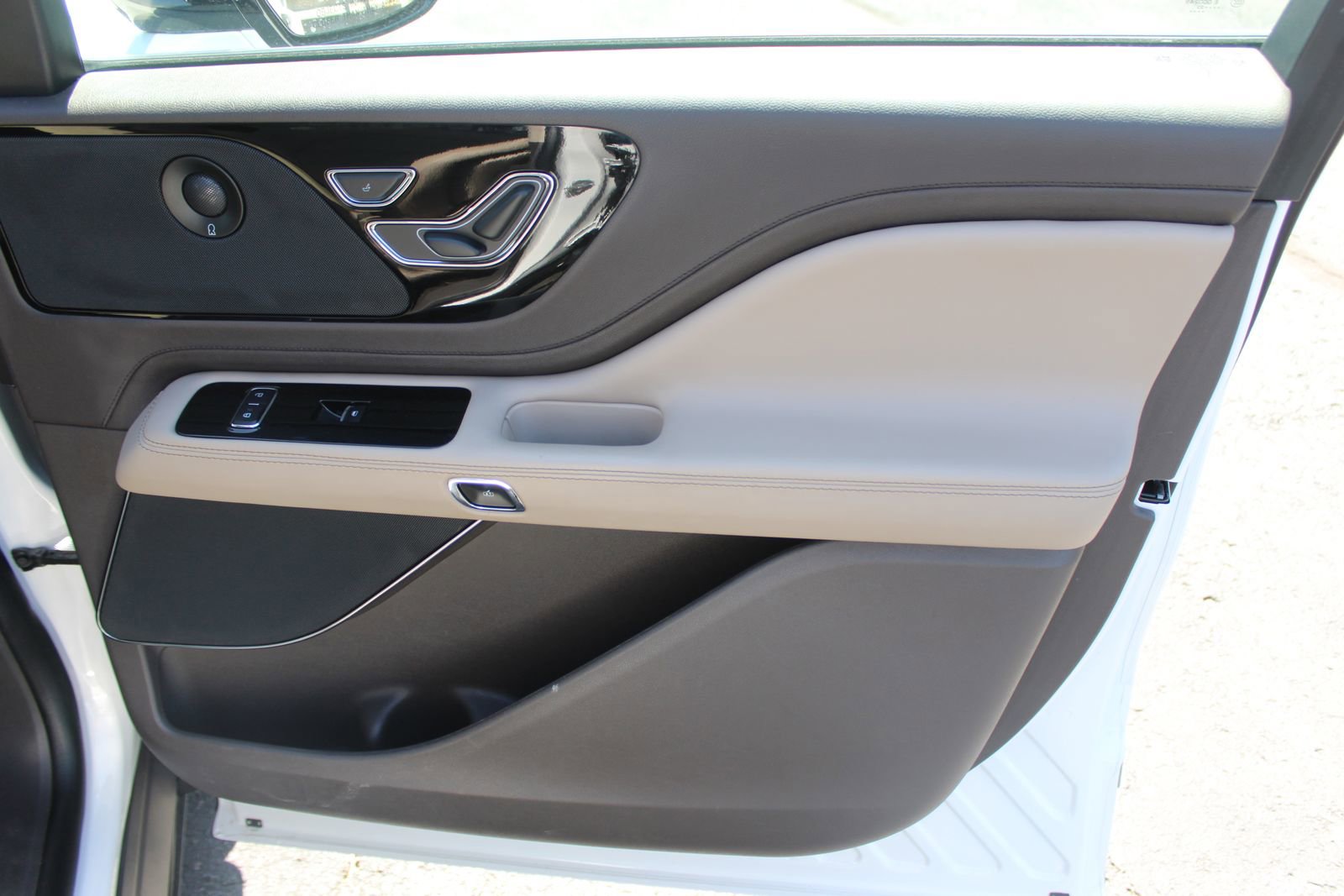 Used 2023 Lincoln Aviator Reserve w/ Equipment Group 201A AWD/4WD image 12
