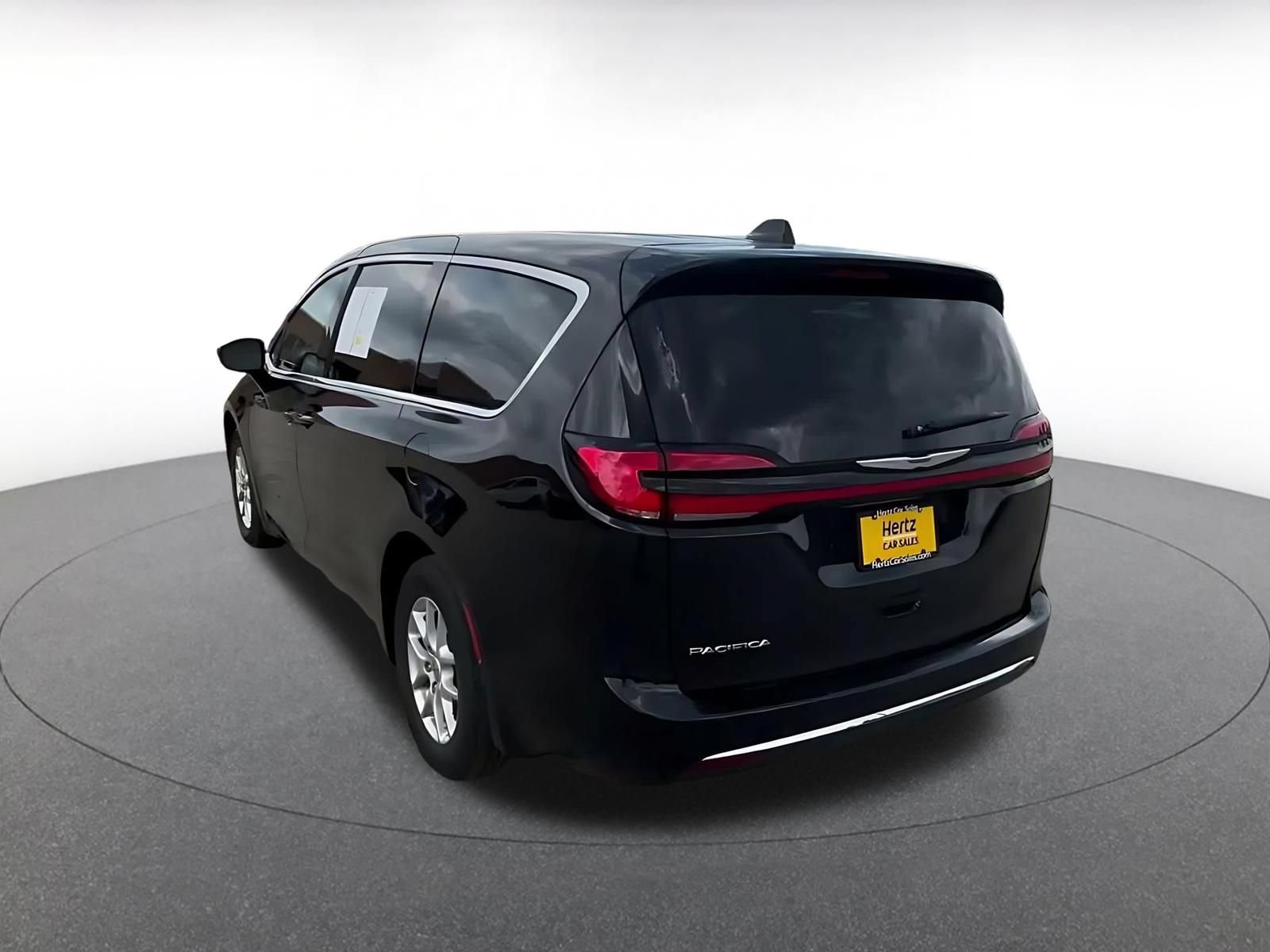 Used 2025 Chrysler Pacifica Select FWD image 10