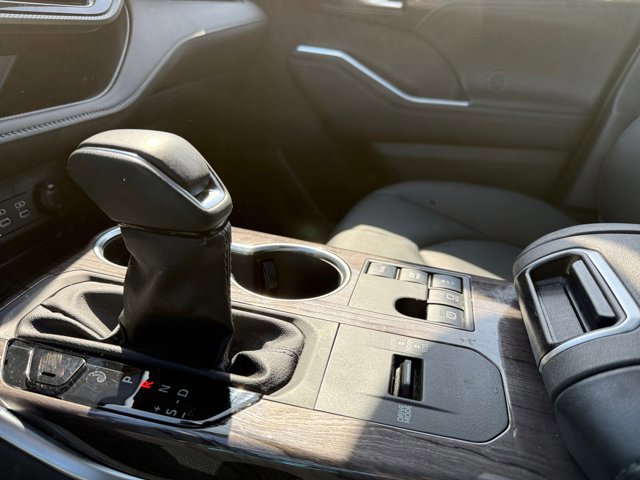 Used 2025 Toyota Highlander Platinum image 28