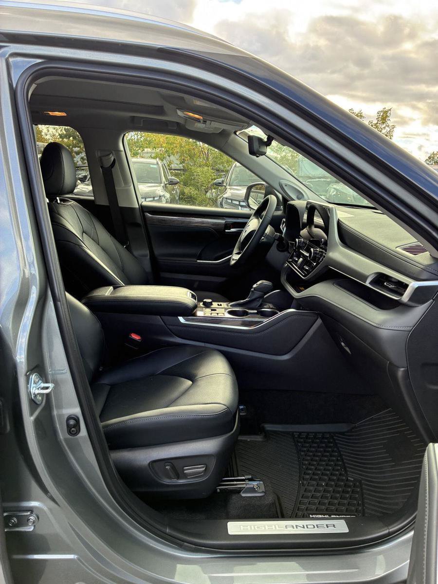 Used 2026 Toyota Highlander Limited AWD/4WD image 19