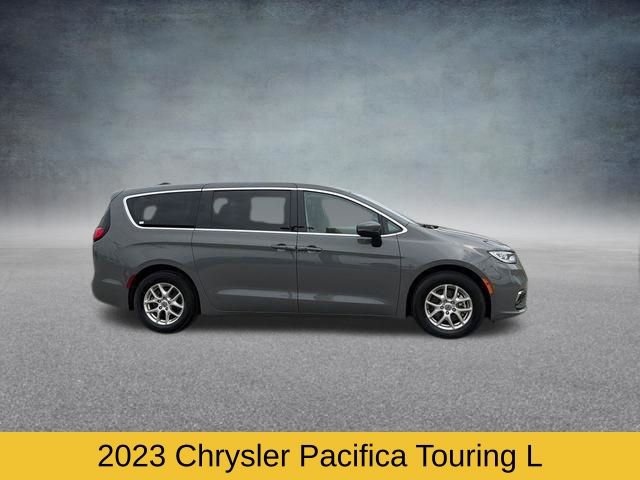 Used 2023 Chrysler Pacifica Touring-L FWD image 3