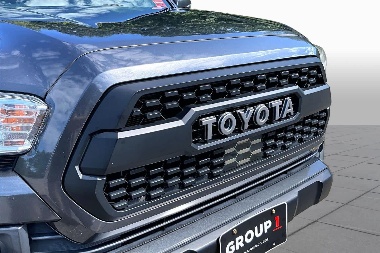 Used 2016 Toyota Tacoma TRD Off-Road w/ Premium & Technology Package AWD/4WD image 32