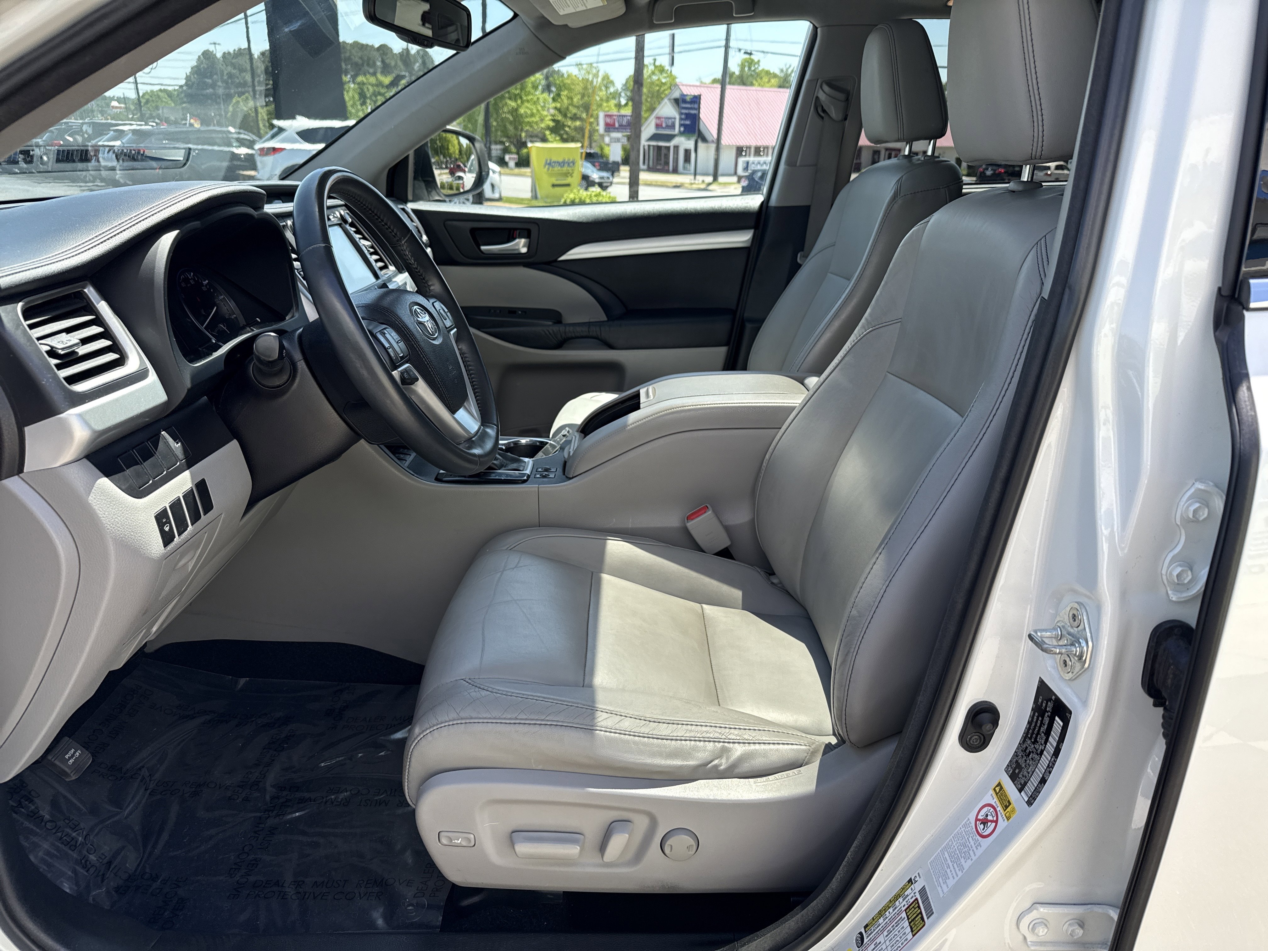 Used 2016 Toyota Highlander XLE AWD/4WD image 16