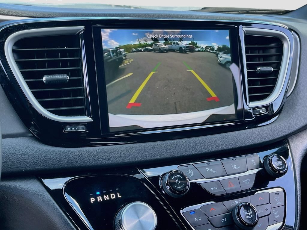 Used 2026 Chrysler Pacifica Select FWD image 13
