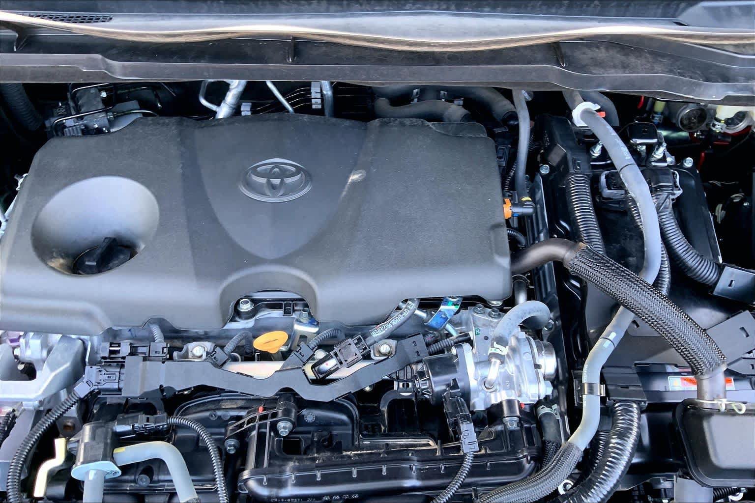 Used 2025 Toyota Sienna LE w/ LE Plus Package FWD image 32