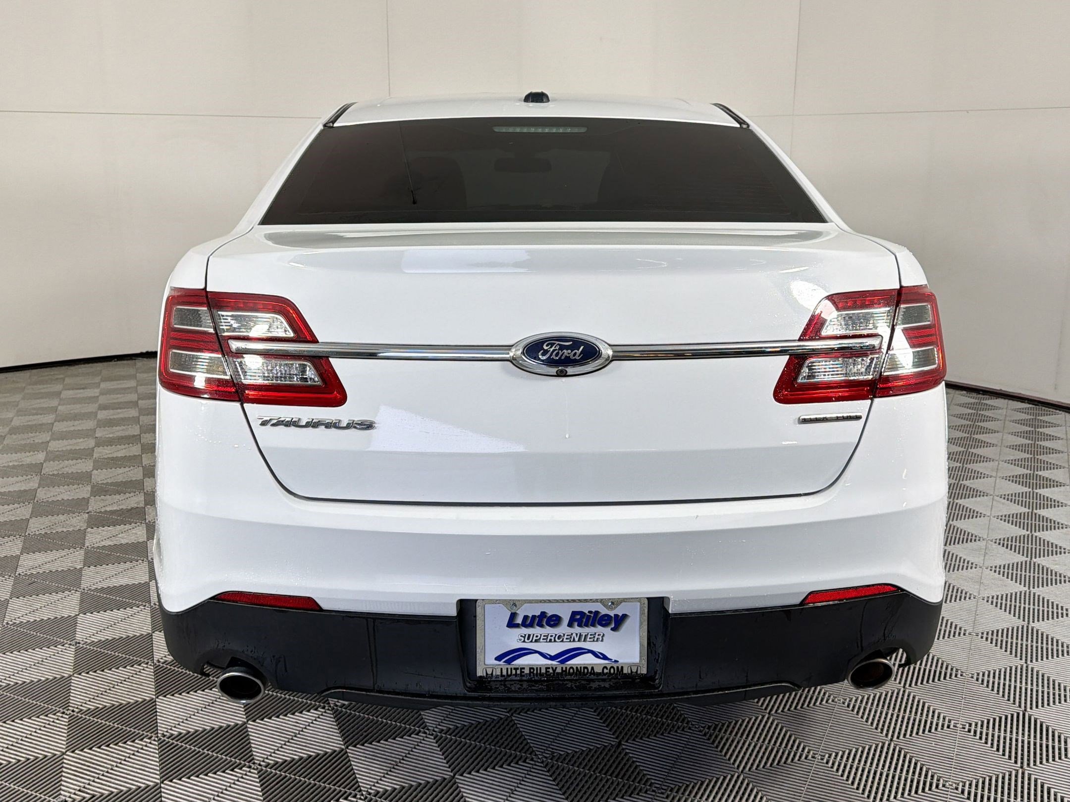 Used 2018 Ford Taurus SE FWD image 10