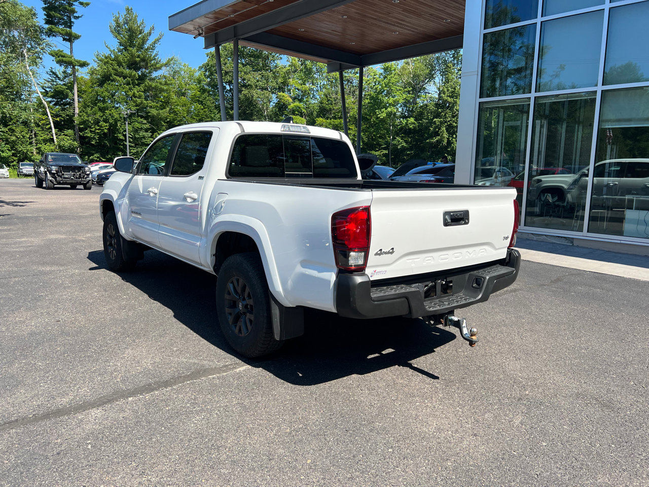 Used 2022 Toyota Tacoma SR5 AWD/4WD image 3