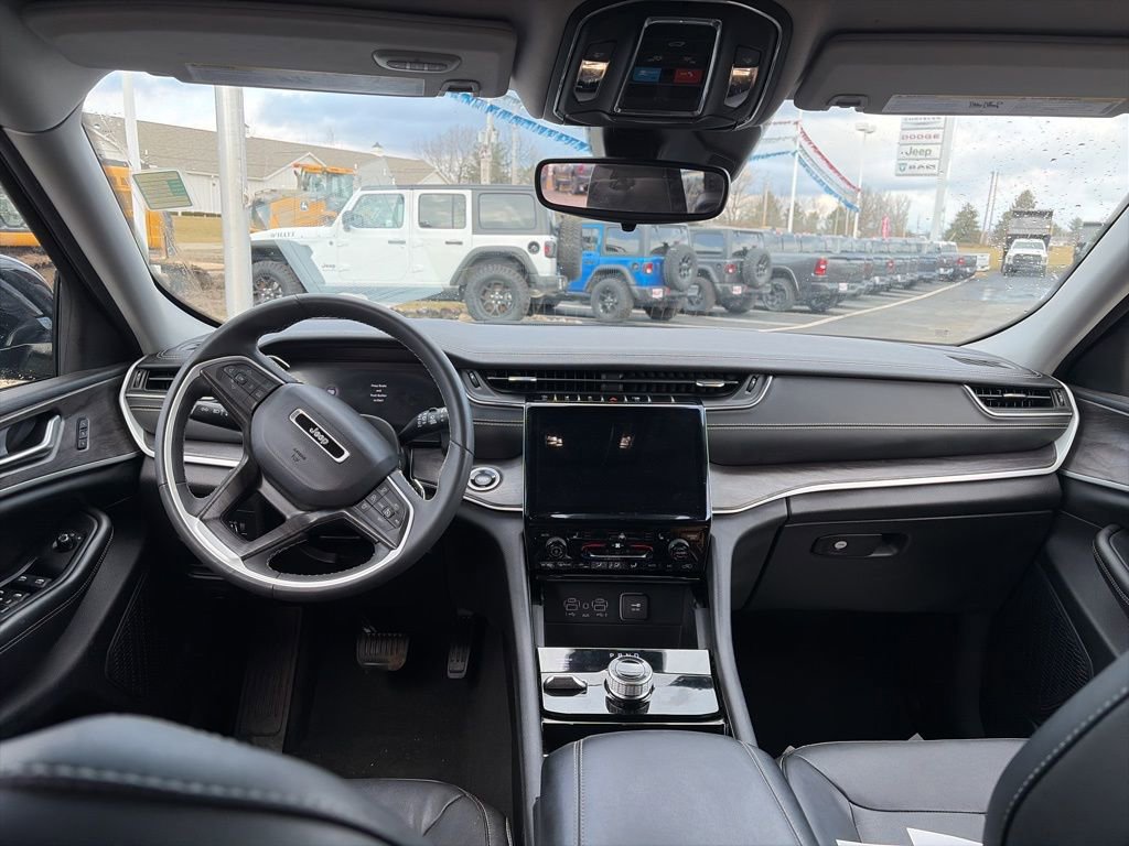 Used 2023 Jeep Grand Cherokee Limited image 3