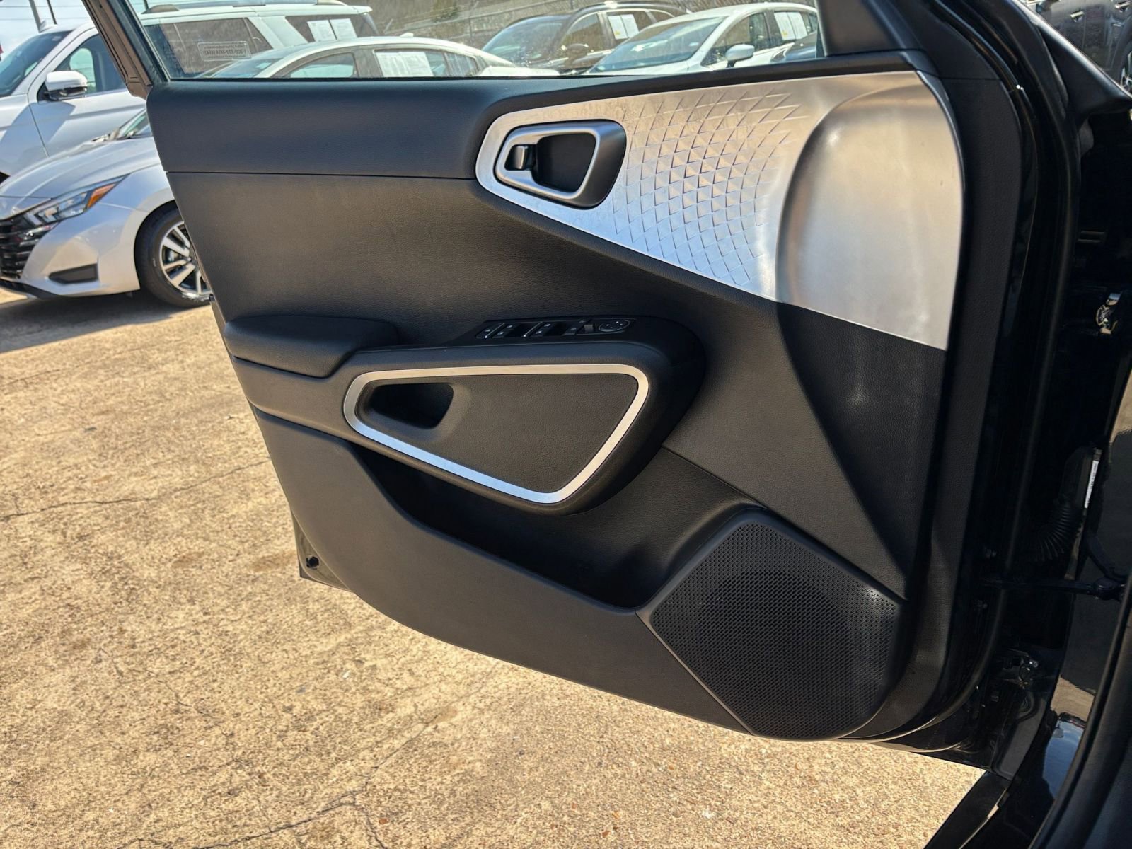 Used 2025 Kia Soul LX w/ LX Technology Package FWD image 18