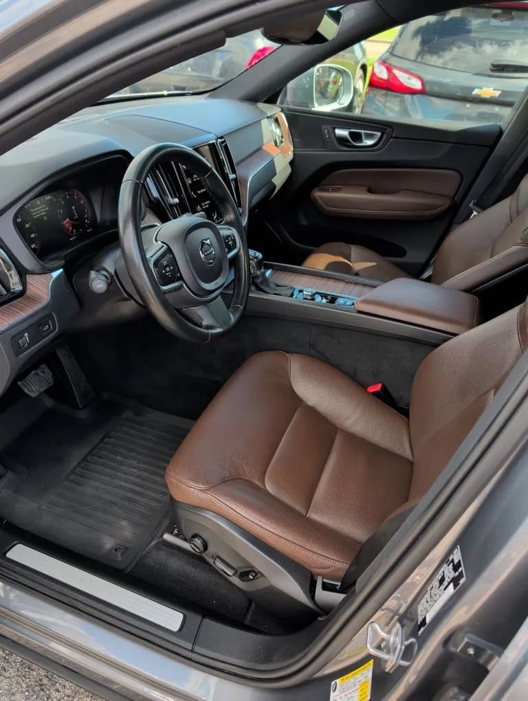 Used 2021 Volvo XC60 T5 Momentum image 3