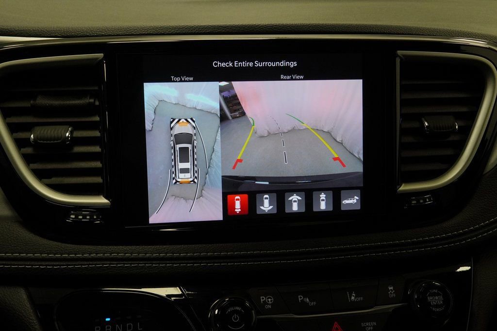 Certified 2024 Chrysler Pacifica Limited image 32