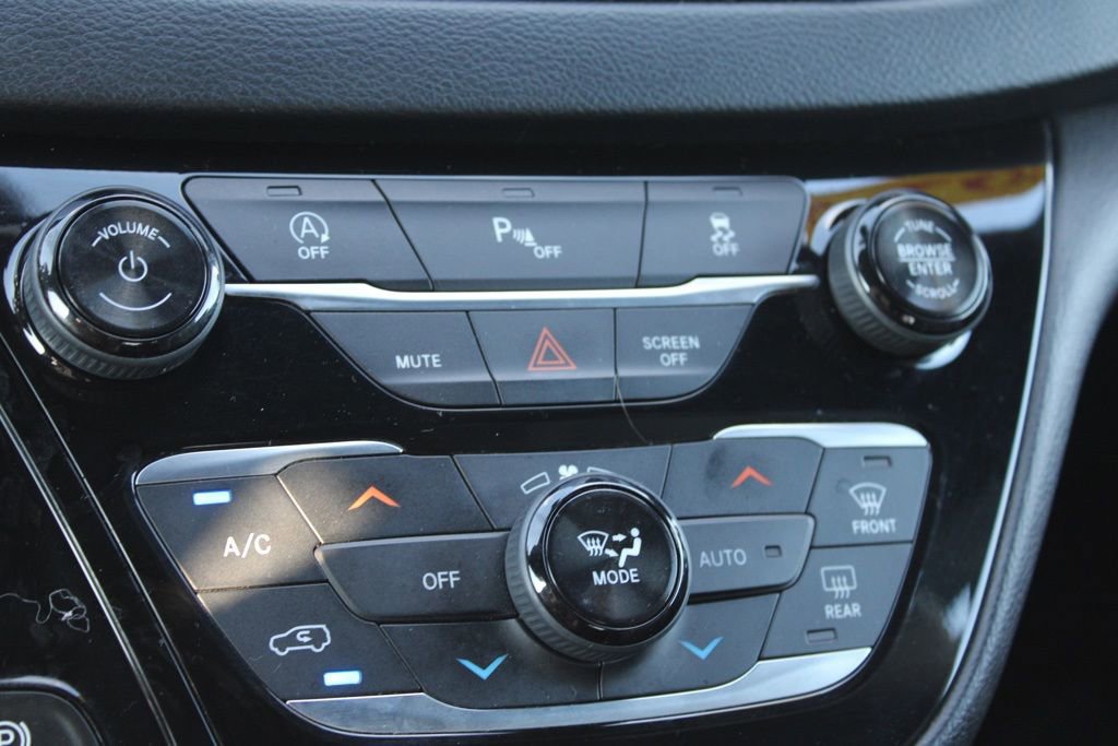 Used 2018 Chrysler Pacifica Touring-L w/ Premium Audio Group image 44