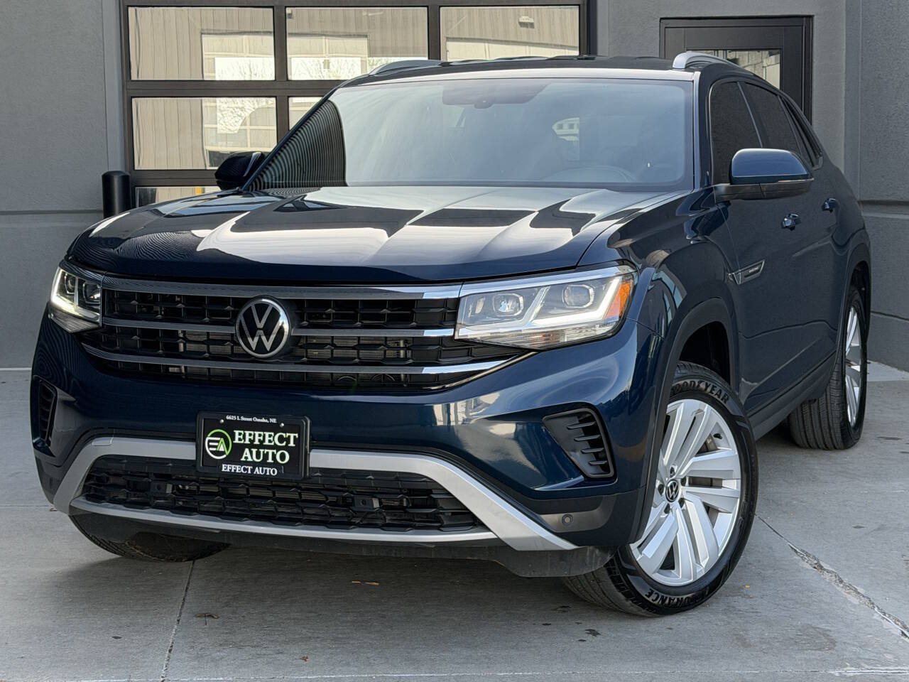 Used 2022 Volkswagen Atlas Cross Sport SE AWD/4WD image 2