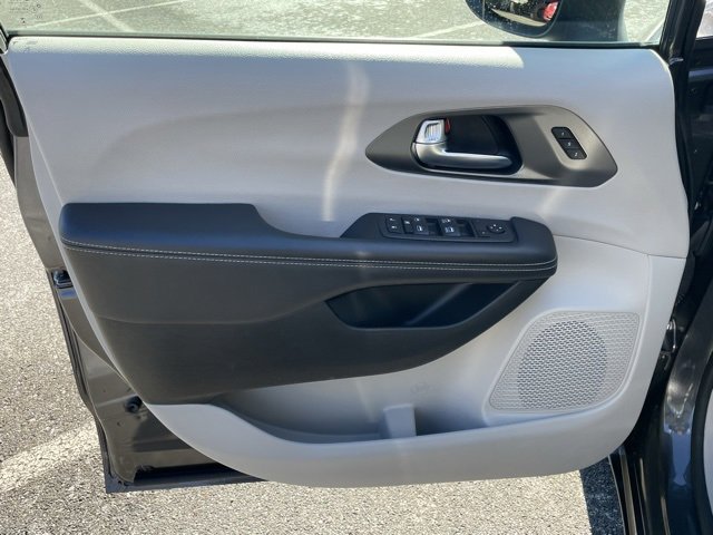 Used 2023 Chrysler Pacifica Touring-L image 12