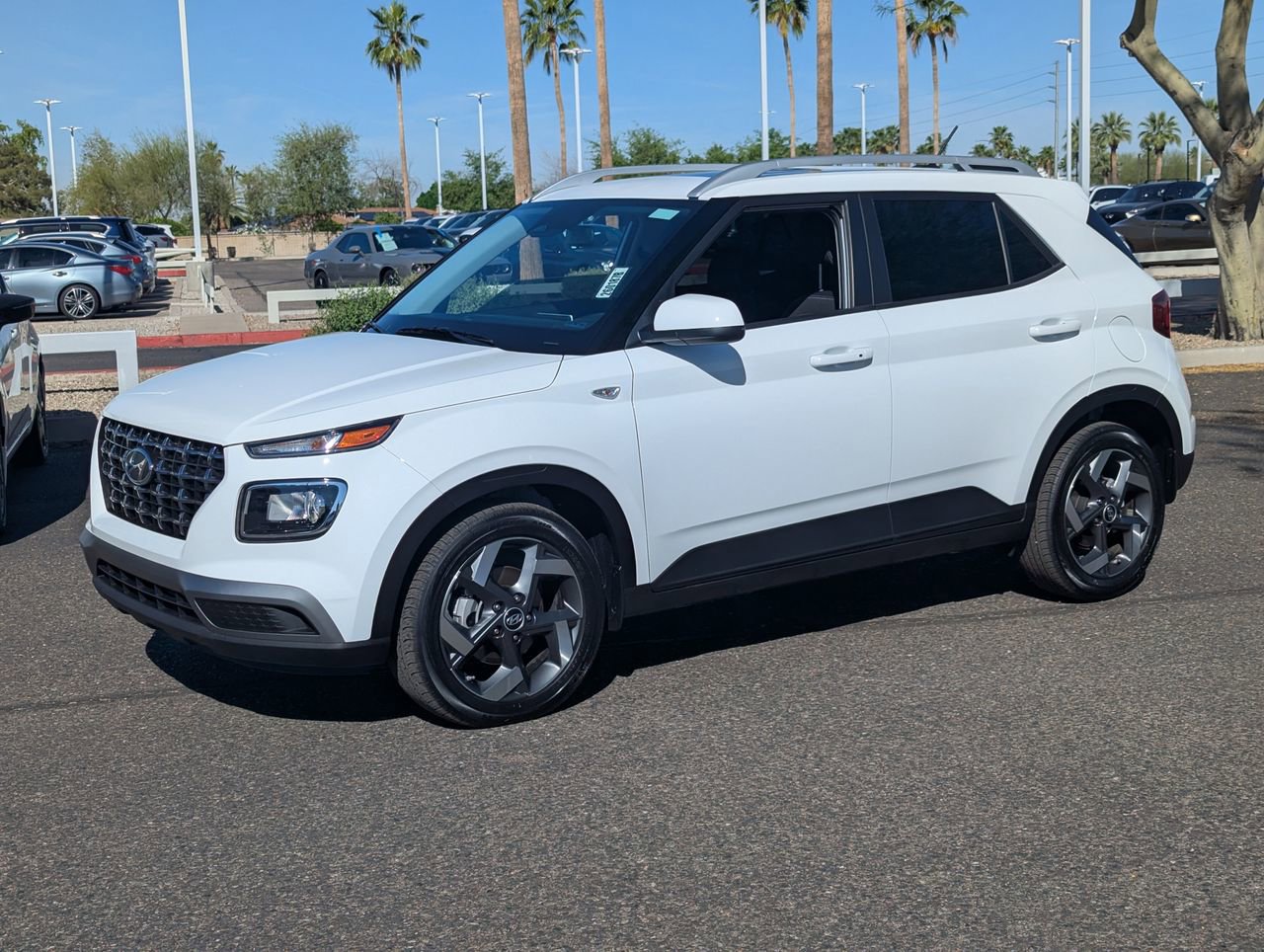Used 2025 Hyundai Venue SEL image 2