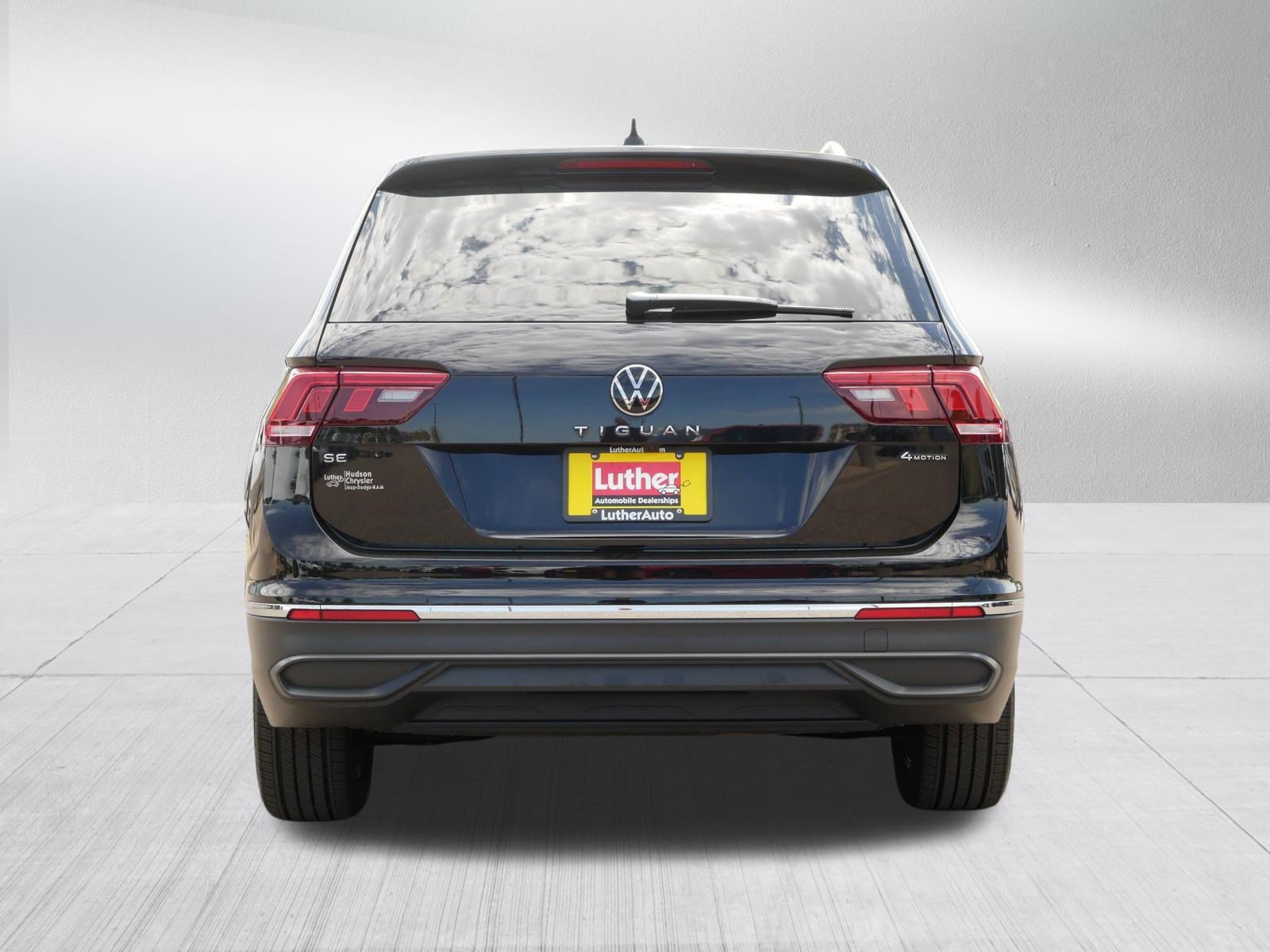 Used 2022 Volkswagen Tiguan SE w/ Panoramic Sunroof Package AWD/4WD image 6