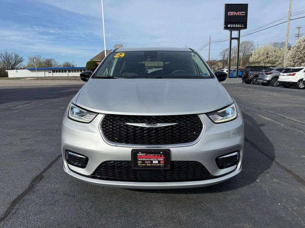 Used 2024 Chrysler Pacifica Touring-L image 2